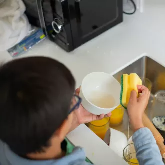 La importancia de las tareas domésticas en la formación de niños - educar hijos responsables
