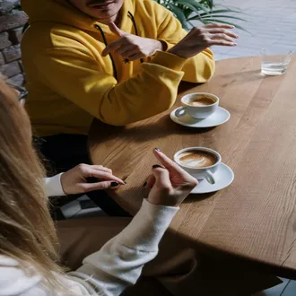 Qué hacer con las manos al hablar en público o dirigir una reunión - comunicacion no verbal negocios