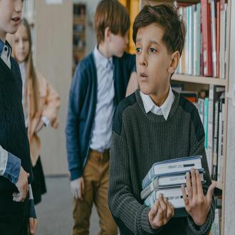 10 señales invisibles de que tu hijo sufre acoso escolar [guía para padres] - acoso escolar