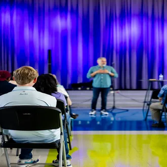 5 dinámicas de improvisación teatral para perder la vergüenza en casa