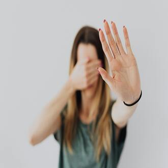 Cómo detectar mentiras: mitos y realidades sobre mirar a la derecha - comunicacion no verbal