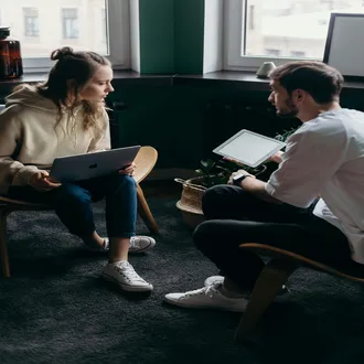 Cómo leer a tu interlocutor: guía de gestos para vendedores de éxito - comunicacion no verbal negocios