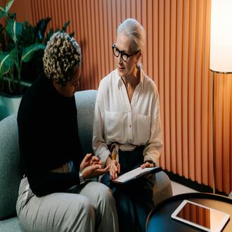 Cómo vestir para una entrevista de trabajo [online y presencial]: psicología del color - entrevista laboral