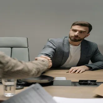 La psicología del apretón de manos: qué revela sobre tu personalidad profesional - comunicacion no verbal negocios