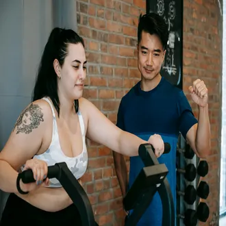 Rutina semanal creada por un entrenador personal para ganar músculo